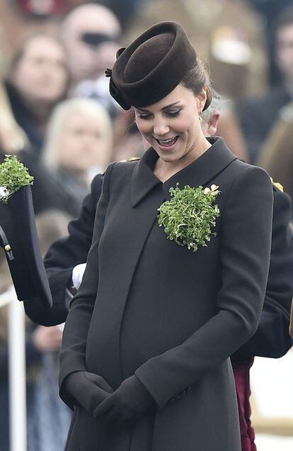 Kate Middleton presentó el batallón con el regalo anual de un manojo de tréboles que se colocó en el abrigo.