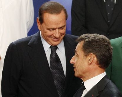 Silvio Berlusconi y Nicolas Sarkozy charlan en la cumbre del G-20.