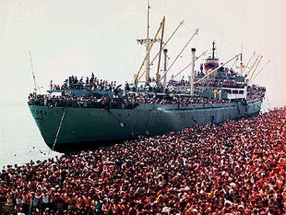 Refugiados albaneses en el puerto de Brindisi, al sur de Italia.