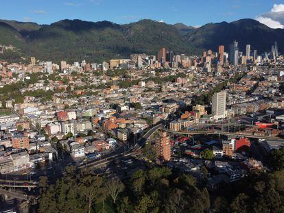 Vista panorámica de Bogotá en la que al fondo se ven los Cerros Orientales.