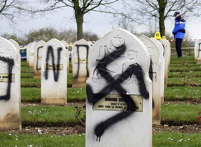 El símbolo nazi pintado sobre la tumba de un soldado musulmán en el cementerio de Notre-Dame-de-Lorette.