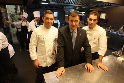 De izquierda a derecha, Joan, Josep y Jordi Roca en la cocina de El Celler de Can Roca, elegido mejor restaurante del mundo en la lista 50 Best de la revista 'Restaurant'.