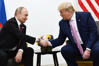 Vladímir Putin y Donald Trump en una reunión durante la cumbre del G20 en junio de 2019 en Osaka.