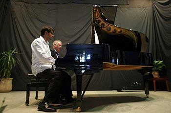 El pianista judío Daniel Barenboim interpreta junto al palestino Salim Aboud, de 25 años, una sonata de Brahms en el Friends Boys School.