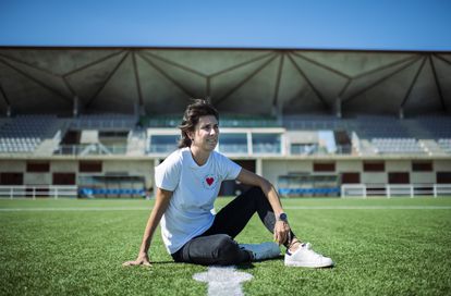 La árbitra Marta Frías este viernes en un campo de fútbol en Zaragoza.