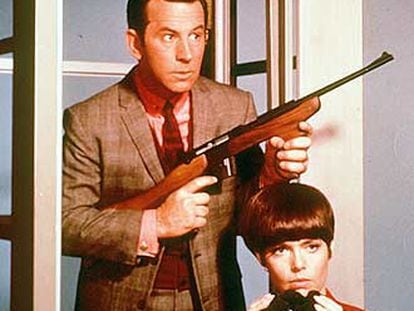 Don Adams, junto a Barbara Feldon en una imagen de la serie.