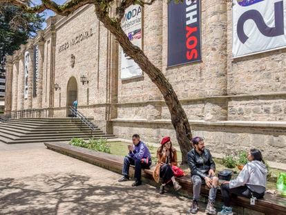 Personas afuera del Museo Nacional de Colombia, en Bogotá.