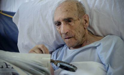 Marino Ibáñez en su habitación del hospital Valvanera de Logroño.
