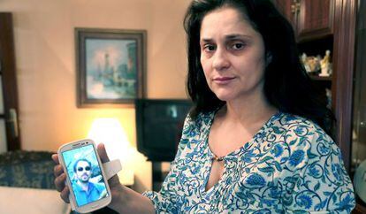 Julia Ordóñez mostra una foto del seu marit, José Antonio Martínez, mort a la serralada de l'Atles l'abril passat.