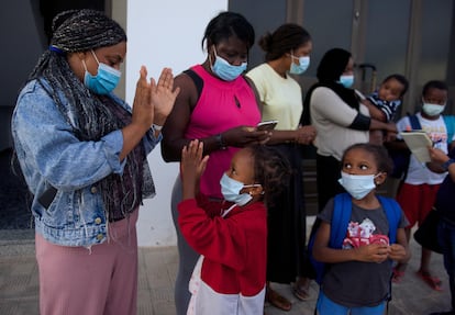 Marisa Cámara, una de las mujeres migrantes, con su hija después de que le fuera devuelta este jueves.