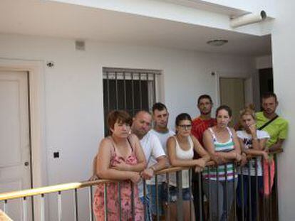 Un grupo de personas que han ocupado viviendas en Sanlúcar.