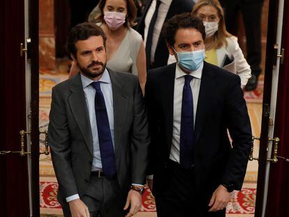 El líder del Partido Popular, Pablo Casado (a la izquierda), y el diputado popular Teodoro García Egea, entran en el hemiciclo del Congreso, el miércoles pasado.