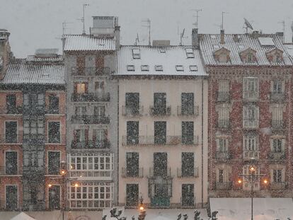 Algunas viviendas de la Plaza del Castillo de Pamplona bajo la nevada de este viernes 1 de abril.