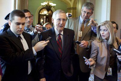 El líder de la minoría republicana en el Senado, Mitch McConnell, ayer rodeado de periodistas en Washington.