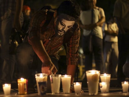 Ciudadanos protestan por el asesinato de periodistas.