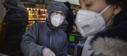 Un trabajador de un supermercado en Pekín