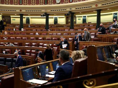 Diputados de Ciudadanos y Vox abandonan el Congreso durante la votación de los nuevos nombramientos del Tribunal Constitucional y Tribunal de Cuentas.