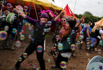 Varias personas bailan entre burbujas de jabón en el Festival de Glastonbury, el 26 de junio de 2016.