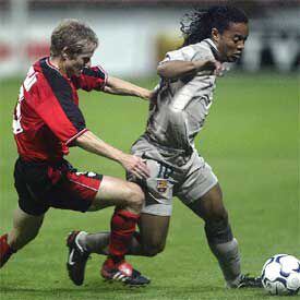 Ronaldinho, acosado por Belak en una jugada del partido.