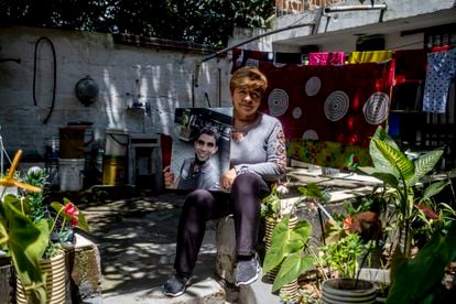 Belén Alzate, 70 años, sostiene la foto de su hijo Juan David López Alzate, asesinado el 28 de enero de 2022, en Medellín.