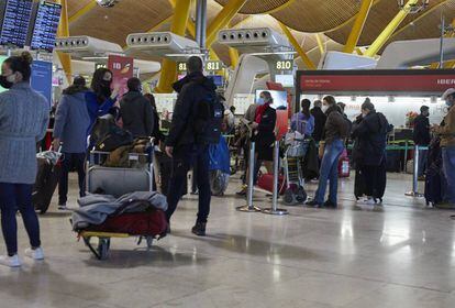 Colas de pasajeros en la T4 del aeropuerto madrileño.