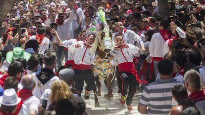 Un momento de la fiesta de los Caballos del Vino, hoy en Caravaca de la Cruz (Murcia), declarada de interés turístico internacional y candidata a ser Patrimonio Inmaterial de la Humanidad por la Unesco, en la que participan 60 peñas caballistas.