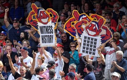Varios fans, con pancartas con el logo del Chief Wahoo en un partido de los Cleveland Indians en 2017.