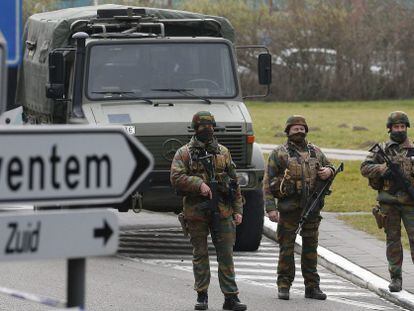 Soldados del ej&eacute;rcito patrullan las inmediaciones del aeropuerto de Zaventem en Bruselas.