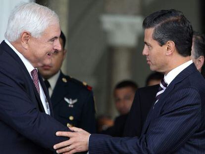 El presidente de M&eacute;xico, Enrique Pe&ntilde;a Nieto, saluda al de Panam&aacute;, Ricardo Martinelli.