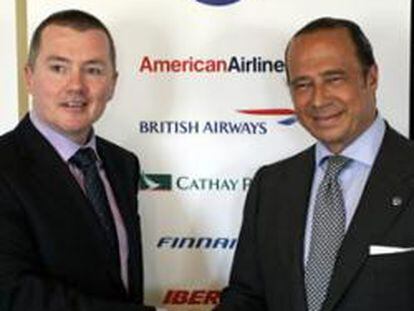 El consejero delegado de British Airways (BA), Willie Walsh y el  presidente de Iberia, Antonio Vázquez, al término de la primera reunión celebrada este año por la junta directiva de la alianza aérea Oneworld
