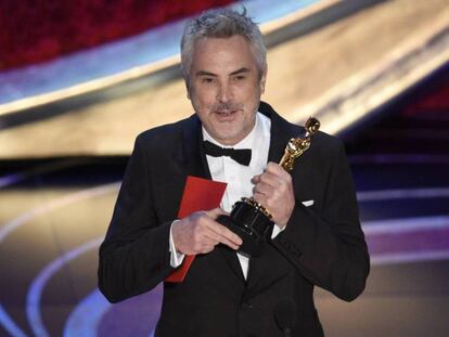 Alfonso Cuarón tras recibir el Oscar a mejor película de habla extranjera. En vídeo,la entrega del premio por Guillermo del Toro y el discurso de Cuarón.