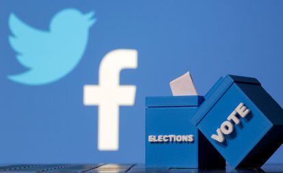 Urnas de votos frente a los logos de Facebook y Twitter.
