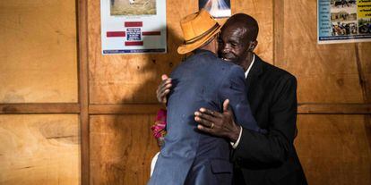 Jean-Bosco Gakwenzire (espalda), de etnia tutsi, abraza a su antiguo compañero de escuela, Pascal Shyirahwamaboko, Hutu, uno de los asesinos de su padre durante el genocidio, en la ciudad de Byumba.