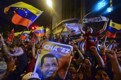 Simpatizantes de Hugo Chávez celebran su victoria en Caracas.