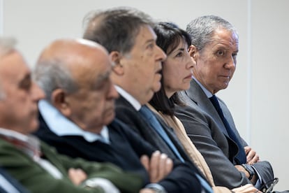El expresidente de la Generalitat y el exministro Eduardo Zaplana, este jueves, en el banquillo de los acusados de la Audiencia de Valencia.