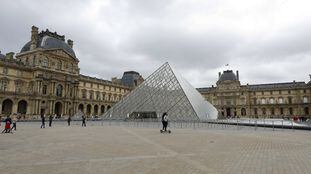 Los exteriores del Museo del Louvre, cerrado, este sábado sin apenas gente.