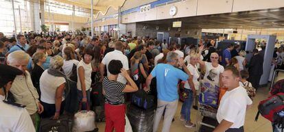 Cientos de turistas brit&aacute;nicos esperan en los mostradores de facturaci&oacute;n en el aeropuerto de Sharm el-Sheij (Egipto) para regresar a su pa&iacute;s.