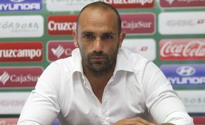 Raúl Bravo, durante una rueda de prensa mientras era jugador del Córdoba.