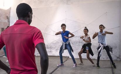 Una sesión de baile en el centro Le Chateau de Saint Lous (Senegal).