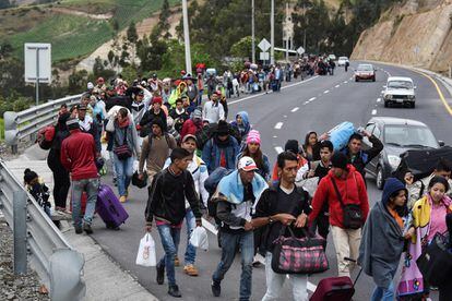 Migrantes recorren la autopista panamericana en Tulcán (Ecuador) tras cruzar la frontera con Colombia. 