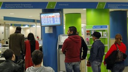 Personas haciendo cola en una oficina del SOC.