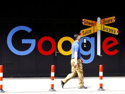 Un hombre camina en frente a un logo de Google en Zúrich, Suiza, en 2020.