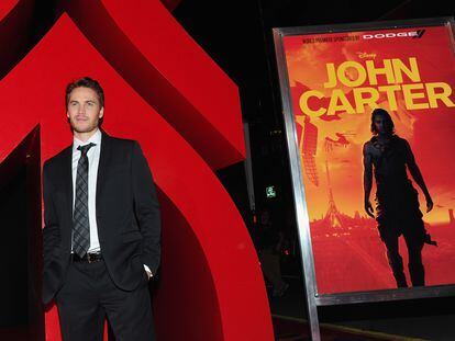 El actor Taylor Kitsch posa ante la prensa en el estreno de 'John Carter' en Los Ángeles el 22 de febrero de 2012.