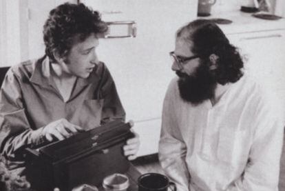 Bob Dylan (izquierda) con el poeta Allen Ginsberg en Nueva York, en 1964.