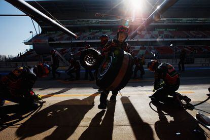 El equipo de mecánicos de Red Bull en la parada de boxes.