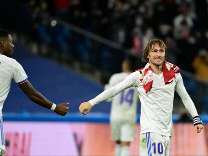 Alaba y Modric se saludan al final del derbi del domingo en el Bernabéu.