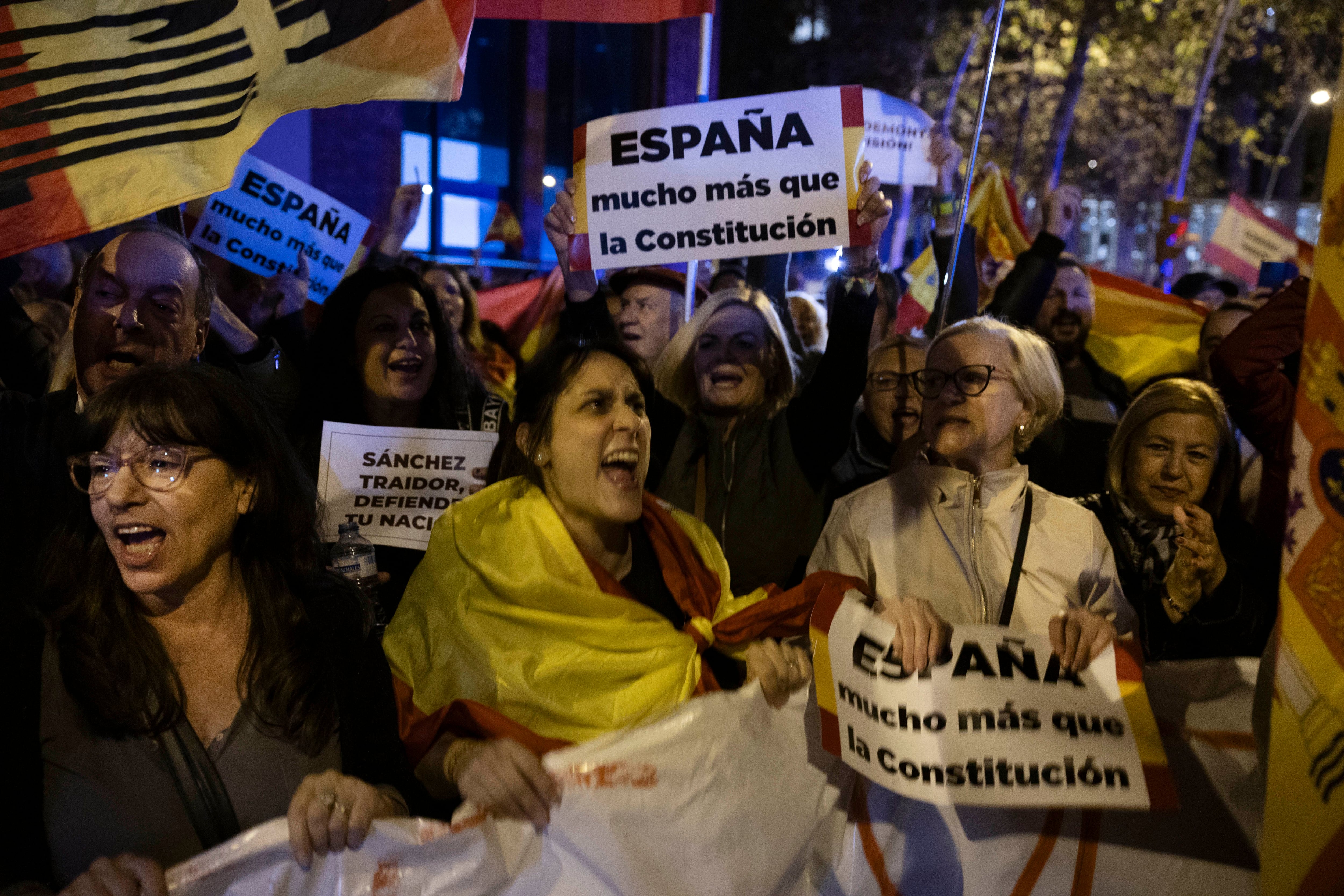 (DVD1186) 06/11/2023 - Barcelona - Manifestacion contra la amnistia frente a la sede del PSC en la Calle Pallars de Barcelona. Foto: Massimiliano Minocri