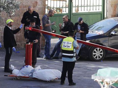 El cadáver de un atacante palestino yace en Jerusalén tras ser abatido el jueves por un agente israelí. En vídeo, imágenes tras el ataque.