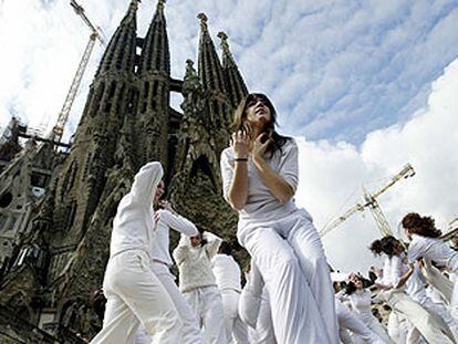 Actuación ante la Sagrada Familia de Barcelona contra la violencia doméstica.