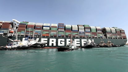 Remolcadores durante los trabajos para reflotar el buque atascado en el Canal de Suez, este domingo.